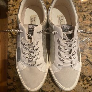 Super cute sneakers!